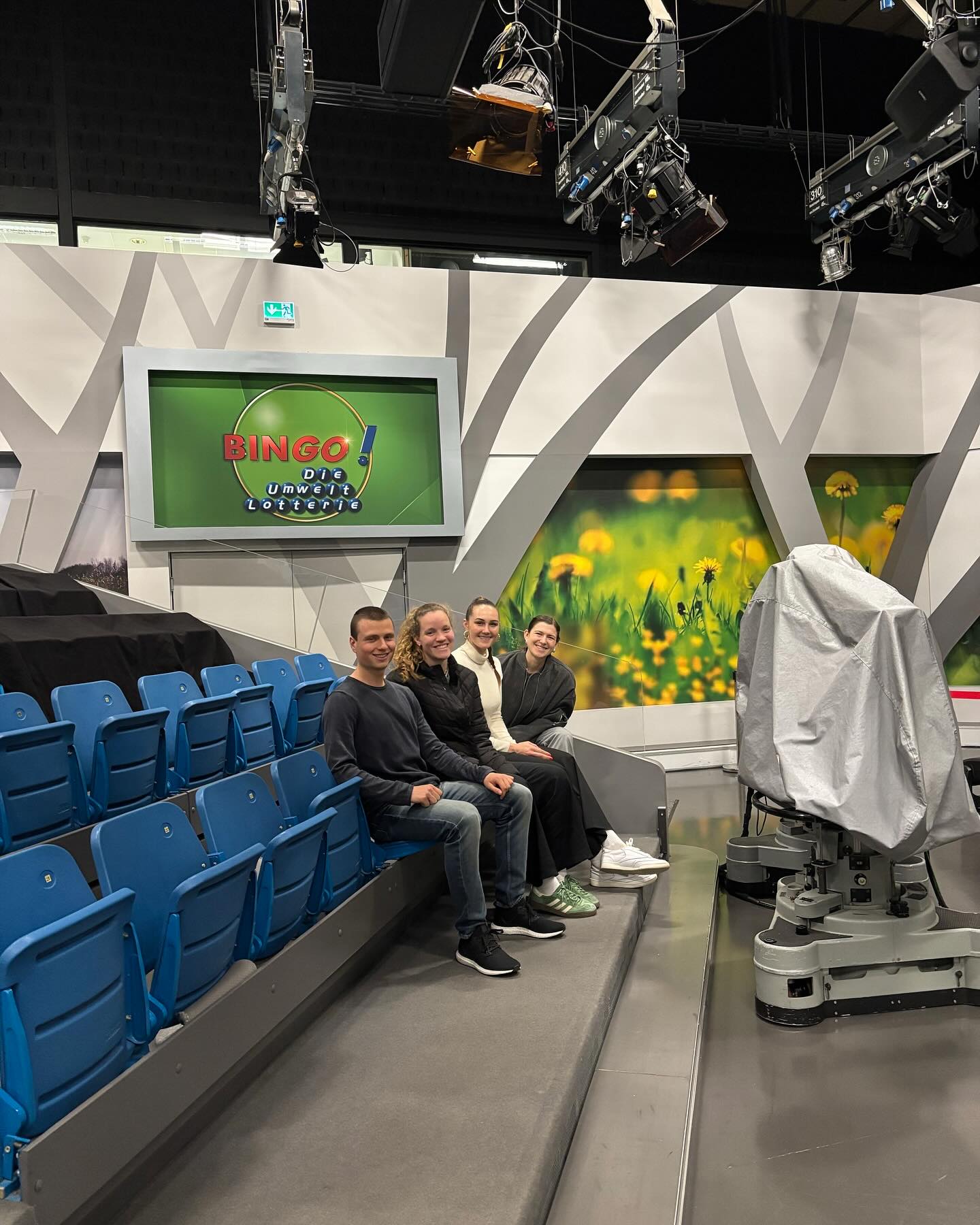 Wir Trainees waren zu Besuch bei TVN – und haben dabei spannende Einblicke bekommen! 📹🎬

Vom Ü-Wagen, der unter anderem bei Fußballspielen im Einsatz ist, übers Bingo-Studio bis hin zu Gesprächen mit Mitarbeitenden aus Controlling und Konzeption. Für uns war es super wertvoll, die Abläufe, Zusammenhänge und Schnittstellen besser zu verstehen. ✨

#madsack #madsackmediencampus #trainee #traineeship