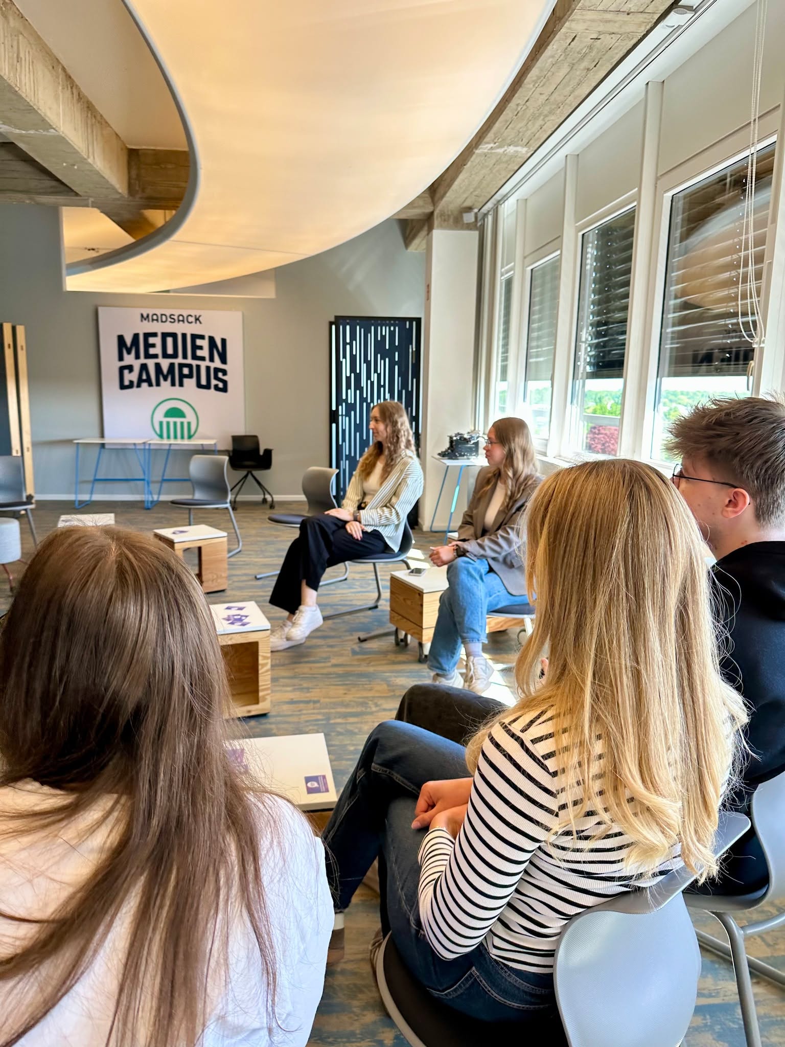 Stressfrei durch die Prüfungsphase!
Am 23. April haben wir beim Seminar „Stressfrei lernen – mit Prüfungsphasen strukturell und persönlich erfolgreich umgehen“ jede Menge hilfreiches Wissen getankt – für einen kühlen Kopf, wenn’s drauf ankommt.
Wir haben besprochen, wie man die Prüfungszeit sinnvoll plant 📅 und mit welchen Gedächtnistechniken Inhalte leichter im Kopf bleiben. Wir hätten es selbst nicht gedacht, aber 20 Begriffe in 20 Minuten waren kein Problem! 🧠
Außerdem ging es darum, wie man besser mit Stress umgeht, was unsere persönliche Resilienz stärkt und wie man Prokrastination in den Griff bekommt.
Viele praktische Tipps für den nächsten Prüfungsmarathon – und ein gutes Gefühl, besser vorbereitet zu sein. 
 
#madsckmediencampus #stressfreilernen #ausbildung #dualesstudium