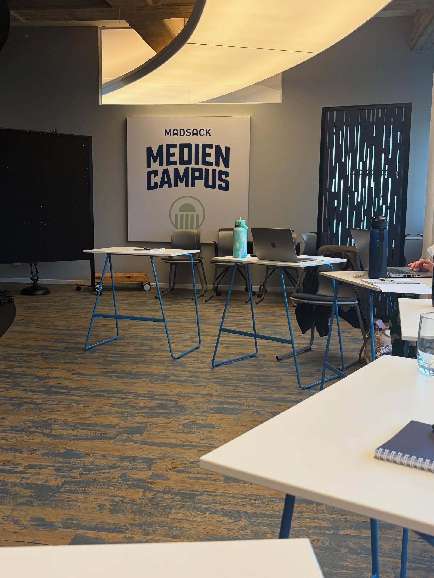 Vier spannende Tage voller Input! 🧠💡
Wir Azubis und Dualis haben in den letzten vier Tagen Workshops besucht. Donnerstag und Freitag haben wir unsere Skills im Onlinemarketing geschärft. In dieser Woche ging es direkt weiter, mit einem spannenden Rhetorik-Training.🎓
Mit neuem Wissen und Ideen geht es nun für uns zurück in die Abteilungen.🚀
#ausbildung #dualesstudium #madsack #madsackmediencampus #workshops