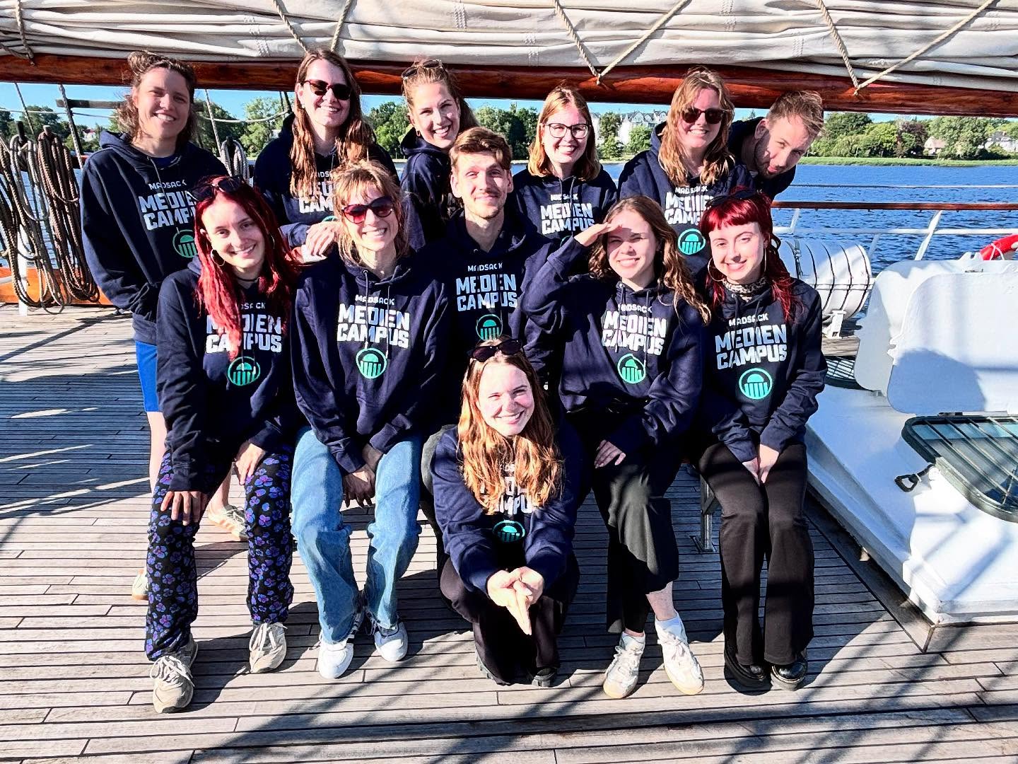 Volo-Premiere🏆: Als erster Jahrgang durften wir gemeinsam auf Abschlussfahrt gehen – und zwar nach Rostock, dem Sitz der Ostsee-Zeitung ⚓️. Dort sprachen wir mit Chefreporter Andreas Meyer, besuchten eine Werft, segelten auf der Ostsee und erkundeten den Marinestützpunkt in Warnemünde ⛴️.  Eine Reise voller spannender Eindrücke – journalistisch wie persönlich. 📰 

Quelle Bild 5: David Hecker von Aschwege
 
#madsack #madsackmediencampus #volo #volontariat #journalismus #rostock
