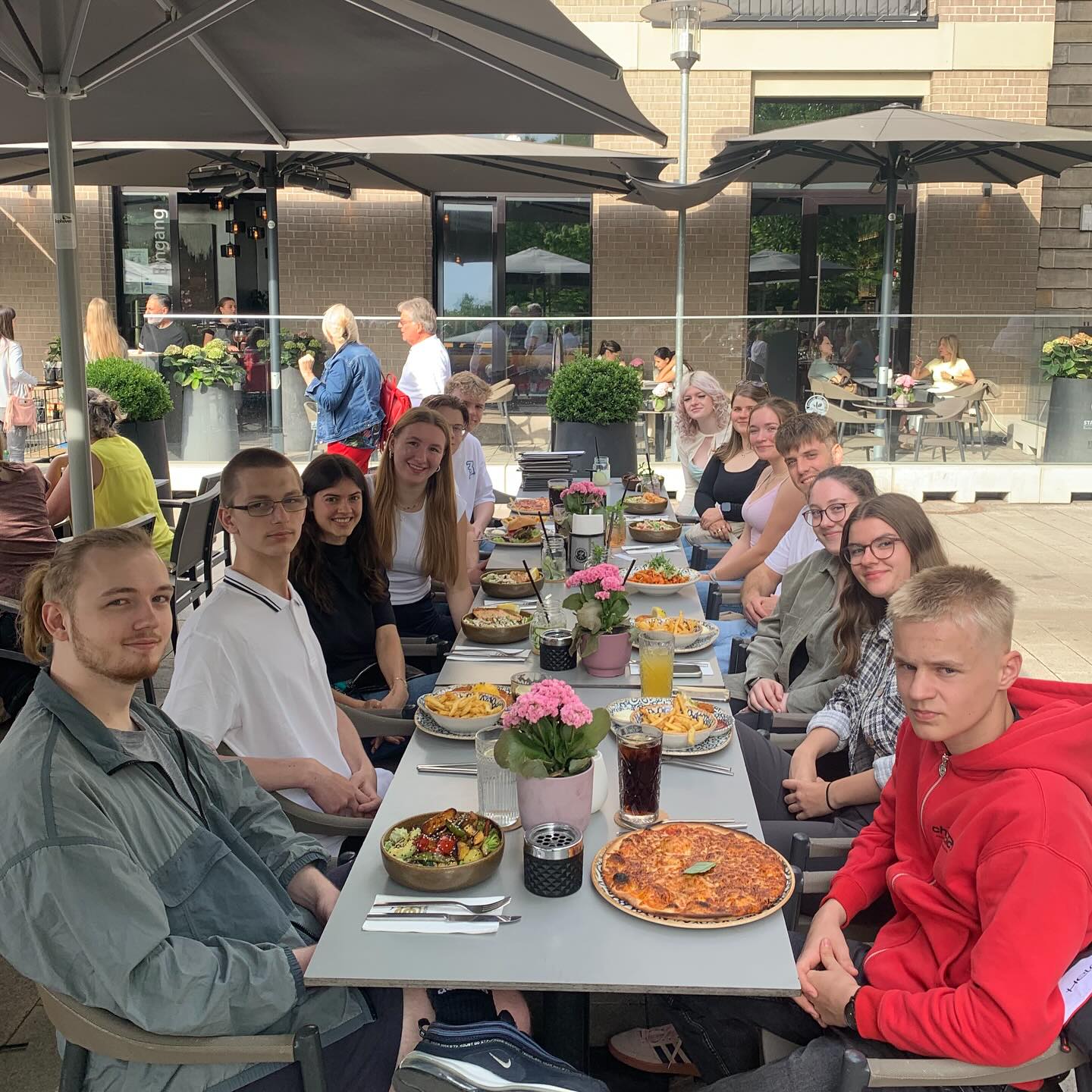 Bevor die Ausbildung offiziell beginnt, haben sich unsere neuen Azubis & Dualis sowie ihre Paten bei einem gemeinsamen Abendessen an der Stadtmauer am Fluss kennengelernt. In entspannter Atmosphäre war Zeit für erste Gespräche, viele Fragen und natürlich für gutes Essen. 🍽️☀️
Wir freuen uns auf die gemeinsame Zeit und wünschen unseren neuen Kolleg*innen einen tollen Start bei uns! 💼🚀
#Ausbildungsstart2025 #WillkommenImTeam #Azubis2025 #Onboarding