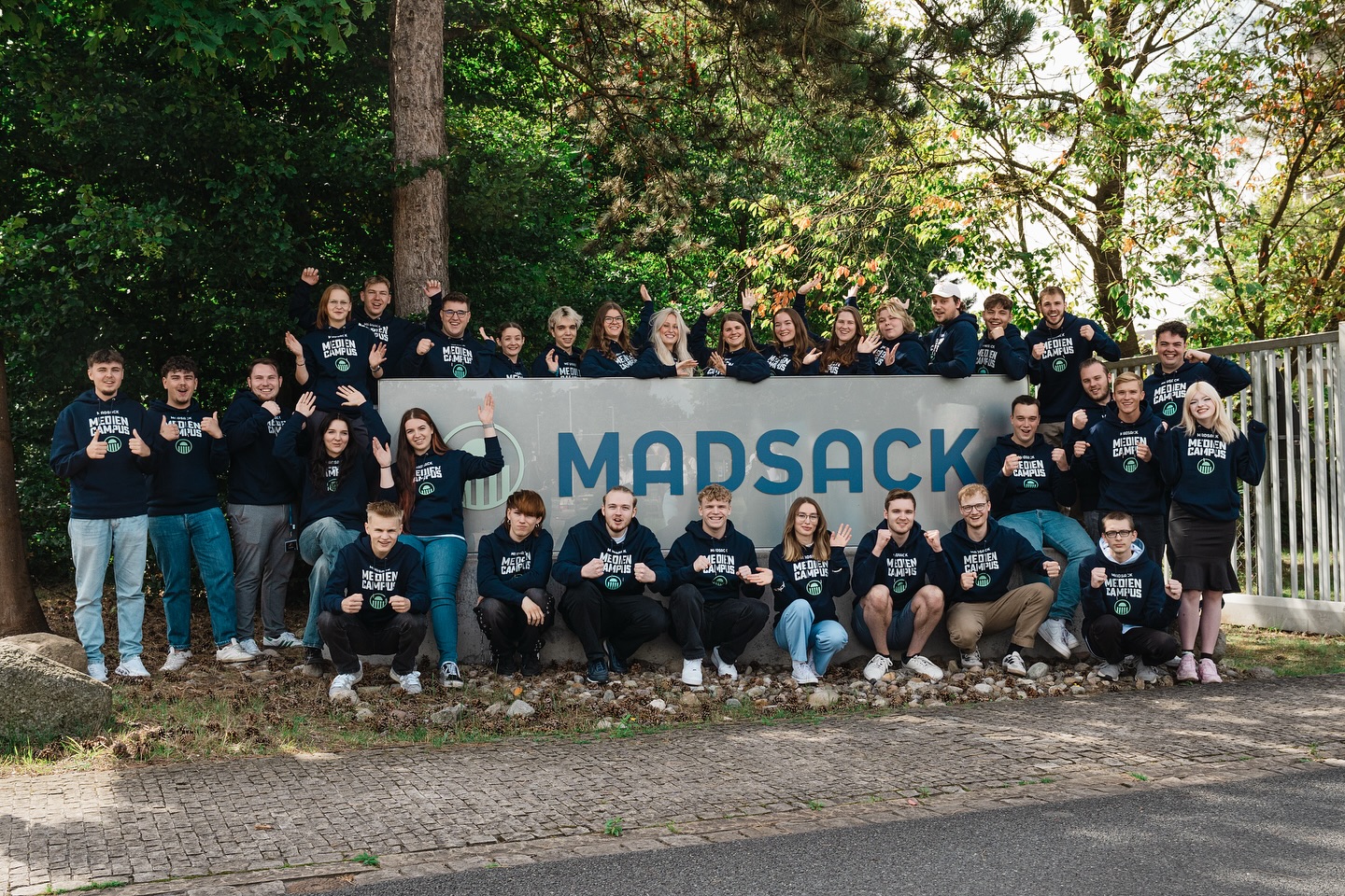 📸 Willkommen im Team! 🎉
Am 1. August sind unsere neuen Azubis und Dualis bei der MADSACK Mediengruppe gestartet – und wir könnten nicht stolzer sein, euch an Bord zu haben!
Ob Ausbildung oder Duales Studium – ihr bringt frischen Wind, kreative Ideen und jede Menge Motivation mit. 💡✨
Wir freuen uns auf spannende Projekte, gemeinsame Erfolge und natürlich viele unvergessliche Momente. 📰❤️
Lasst uns zusammen die Zukunft der Medien gestalten – Willkommen bei MADSACK! 👏
#MADSACK #TeamMADSACK #Ausbildung #DualesStudium #AzubiStart #Medien #Karriere #WillkommenImTeam