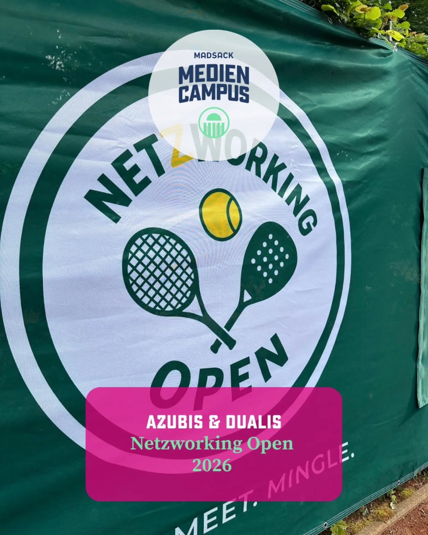 🎾 Netzworking Open beim DTV Hannover 🎾

Am 21.05.2026 durften wir Azubis & Dualis beim ersten Netzworking Open mitwirken. Es war ein Tennis & Business Event mit rund 100 Unternehmerinnen und Unternehmern aus Niedersachsen und Bremen.

Neben spannenden Matches standen vor allem Networking, Austausch und gemeinsame Erlebnisse im Mittelpunkt. Bei gutem Essen, Musik und einer großartigen Atmosphäre konnten neue Kontakte geknüpft und viele interessante Gespräche geführt werden. 

Als Mit-Initiatoren waren wir nicht nur hinter den Kulissen dabei, sondern konnten auch direkt auf den Courts unterstützen. Für uns war es eine tolle Gelegenheit, neue Erfahrungen zu sammeln, viele Menschen kennenzulernen und gemeinsam einen unvergesslichen Tag zu erleben. 🙌

Aufgrund des großen Erfolgs soll das Event in Zukunft noch weiter ausgebaut werden und wir freuen uns schon jetzt auf die kommenden Jahre! 🎾✨

#NetzworkingOpen #Tennis #Madsack #Business #DTVHannover