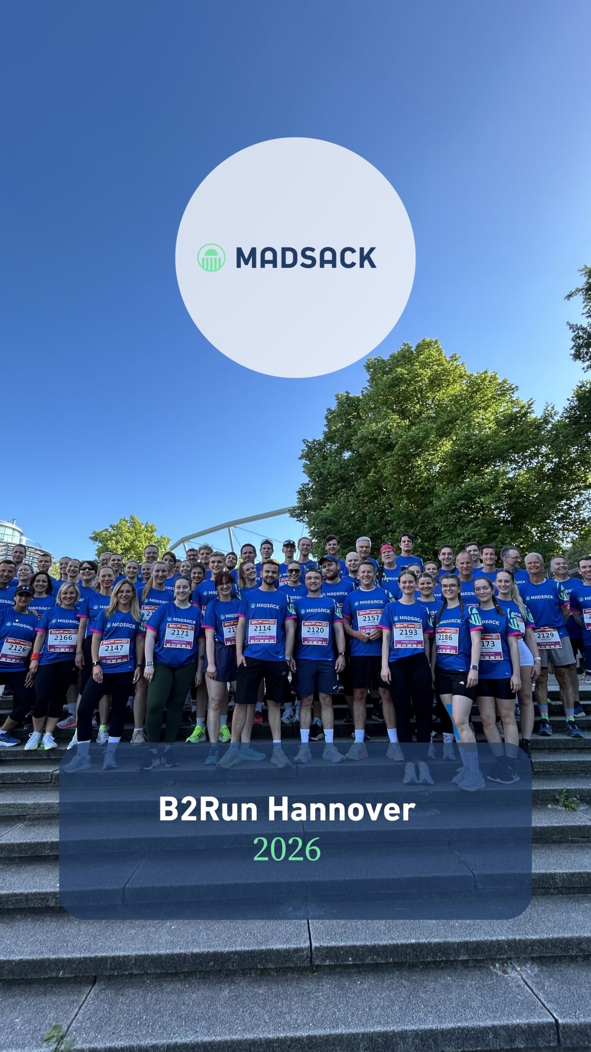 Zusammen laufen. Zusammen ankommen. 🏃
 
Letzte Woche waren wir beim B2Run in Hannover dabei und was soll man sagen: 6,5 km rund um den Maschsee sind nochmal eine ganz andere Erfahrung, wenn man sie gemeinsam läuft.
 
Kolleginnen und Kollegen aus verschiedenen Bereichen, eine Strecke, ein Team. 
Mit Menschen zu laufen, mit denen man auch jeden Tag zusammenarbeitet? Das ist einfach unschlagbar. 💙
 
Danke an alle, die dabei waren – für jede Startnummer, jeden Schritt und das gemeinsame Ziel.
 
#MADSACKKarriere #TeamMADSACK #B2RunHannover #Teamspirit