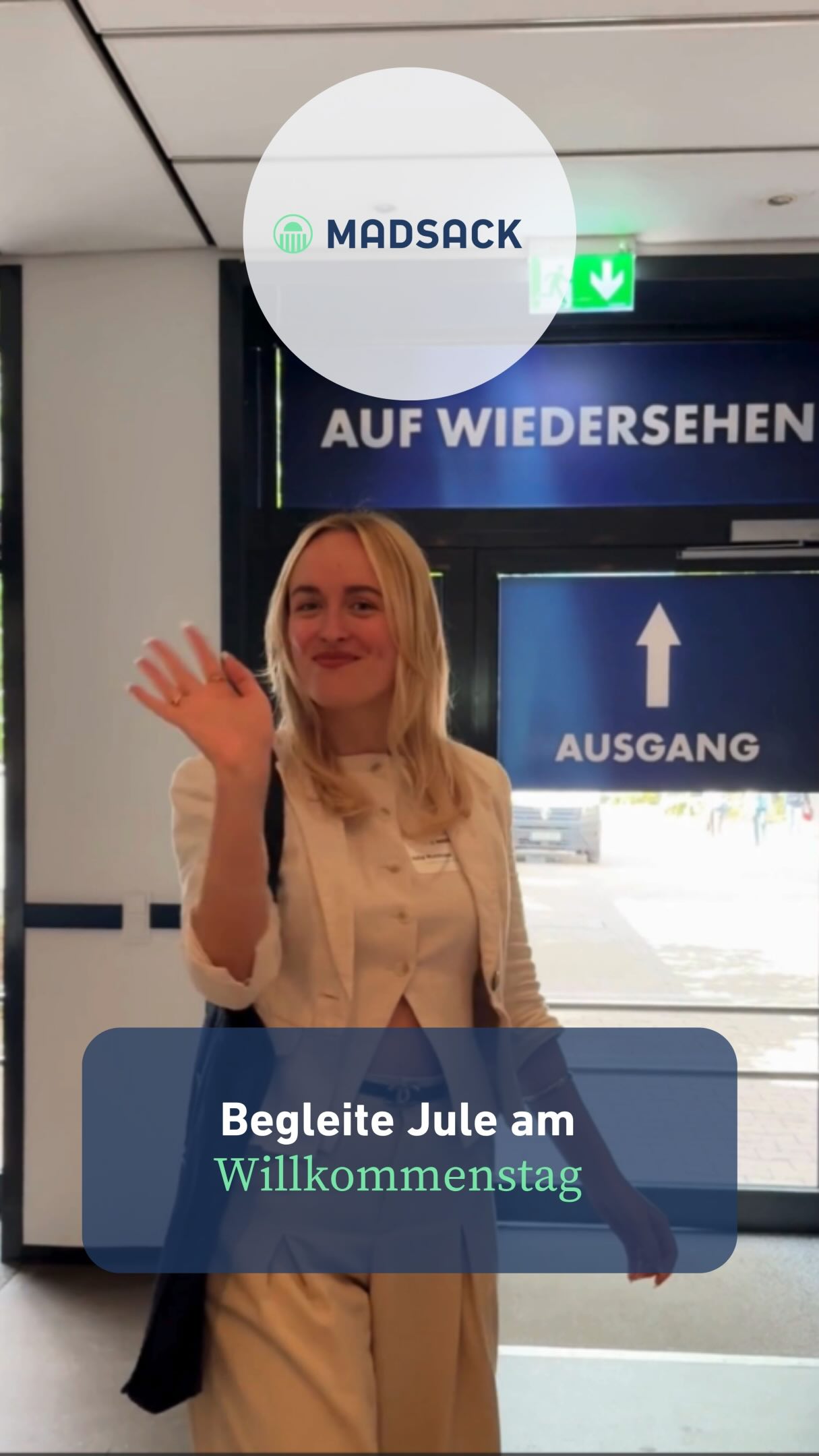 Neue Gesichter, frische Perspektiven – und ganz viel MADSACK. 🤝
 
Unser Willkommenstag bringt neue Kolleginnen und Kollegen aus allen Standorten und Bereichen zusammen – zum Netzwerken, Zuhören und Ankommen.
 
Mittendrin: unsere Kollegin Jule, Projektmanagerin für KI und Digitalisierung. Sie hat den Tag für euch begleitet und die schönsten Momente im Video festgehalten. 🎥 Reinschauen lohnt sich! ✨
 
Deine Story beginnt hier. 👉 Link in der Bio.
 
#MADSACK #Willkommenstag #Onboarding #DeineStoryBeginntHier #TeamMADSACK