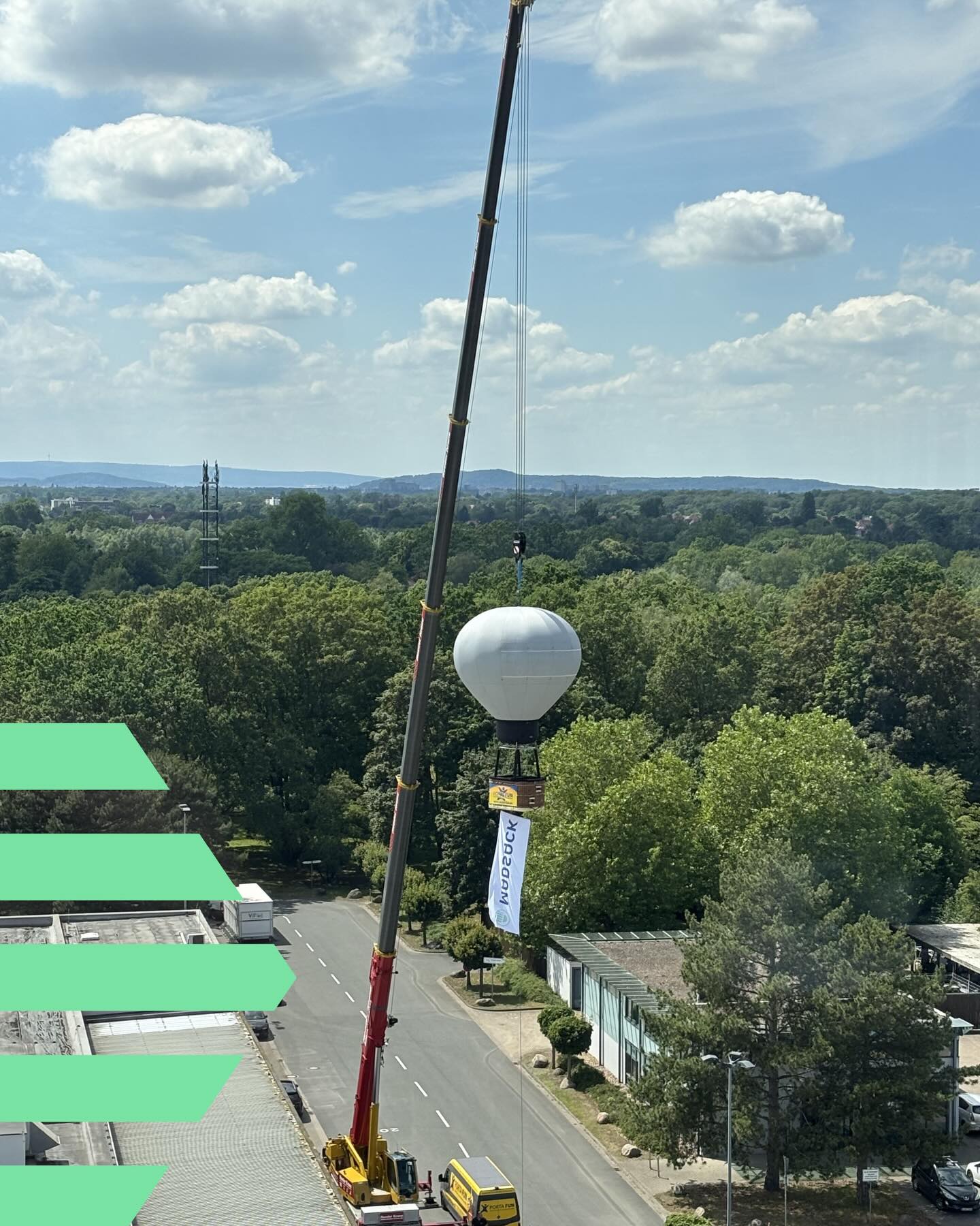 ☀️ Sommerfest-Feeling, das noch lange nachklingt.
 
Gestern am frühen Abend fanden die MADSACK Summer Vibes statt – in der Alten Druckerei in Hannover.
 
Angefangen beim gemütlichen Beisammensein mit Foodtrucks und Eiswagen 🍦, über einen echten Ballonflug am Kran mit Blick über ganz Hannover 🎈, bis hin zu Surfrodeo 🏄, Gyroskop und VR-Flugsimulator ✈️ – für Adrenalin war definitiv gesorgt.
Das Highlight des Abends: eine exklusive Show des GOP Varieté-Theaters 🎩🪄mit Zauberern und Akrobaten. 
Danach gab es noch gemeinsames Public Viewing und gute Gespräche.
 
So werden schöne Momente geschaffen. ✨
Vielen Dank an die Kolleginnen und Kollegen für die tolle Organisation! 
 
#TeamMADSACK #Sommerfest #MADSACKSummerVibes #Hannover