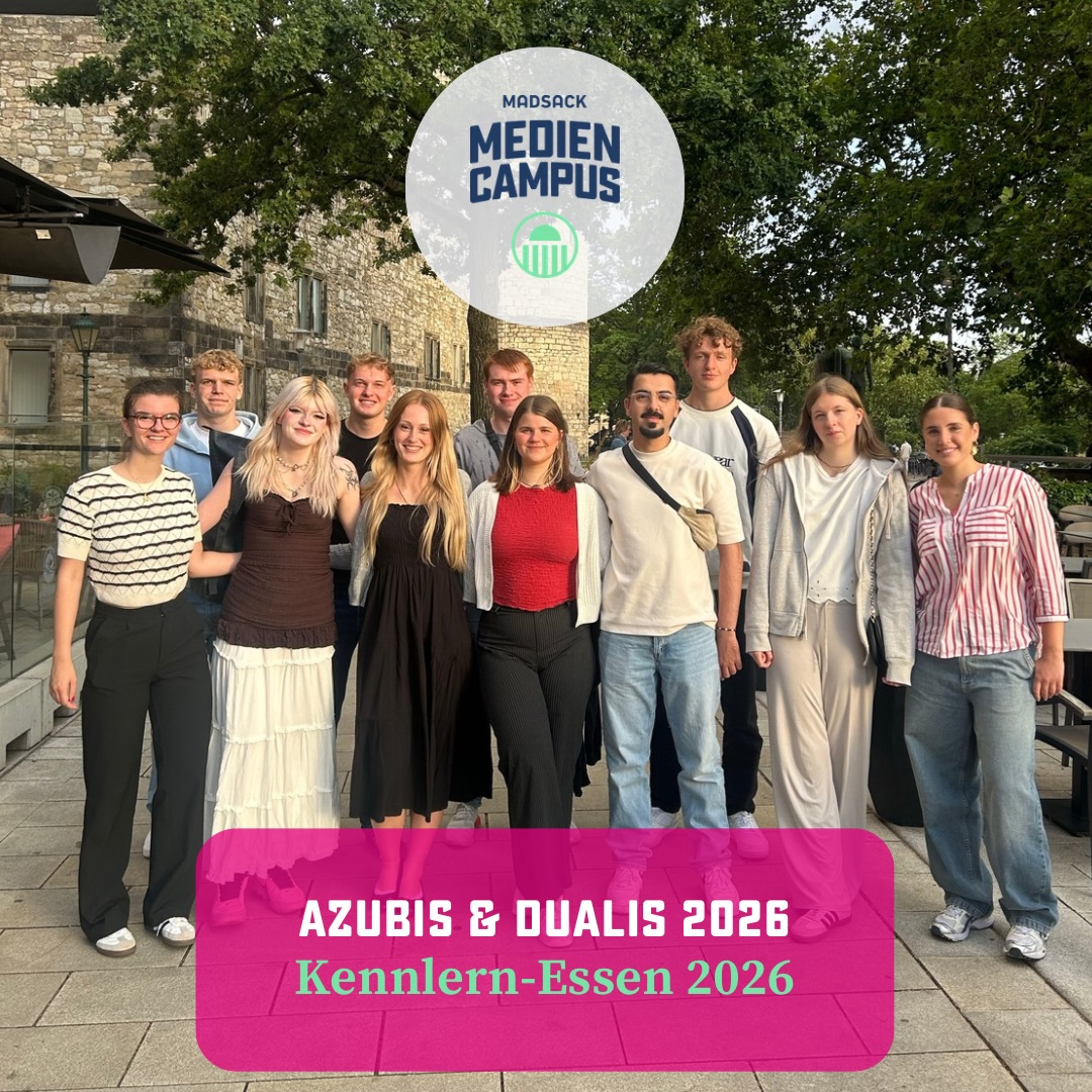So ein toller Abend!🥂
Jedes Jahr werden die Azubis und Dualis aus dem ersten Lehrjahr zu Patinnen und Paten der neuen Erstis.
Auch diesen Juli haben wir wieder das schöne Sommerwetter für die Gelegenheit genutzt, um uns gegenseitig bei einem entspannten Dinner kennenzulernen. Denn wir „alten“ wissen genau wie es ist neu bei MADSACK zu sein und konnten so schon vorher viele Fragen beantworten und die Nervosität ein wenig nehmen.

Liebe Paten, wir freuen uns wirklich sehr auf euch und hoffen, ihr euch auch auf uns!🌞🤩

#madsack #ausbildung #ausbildungsstart